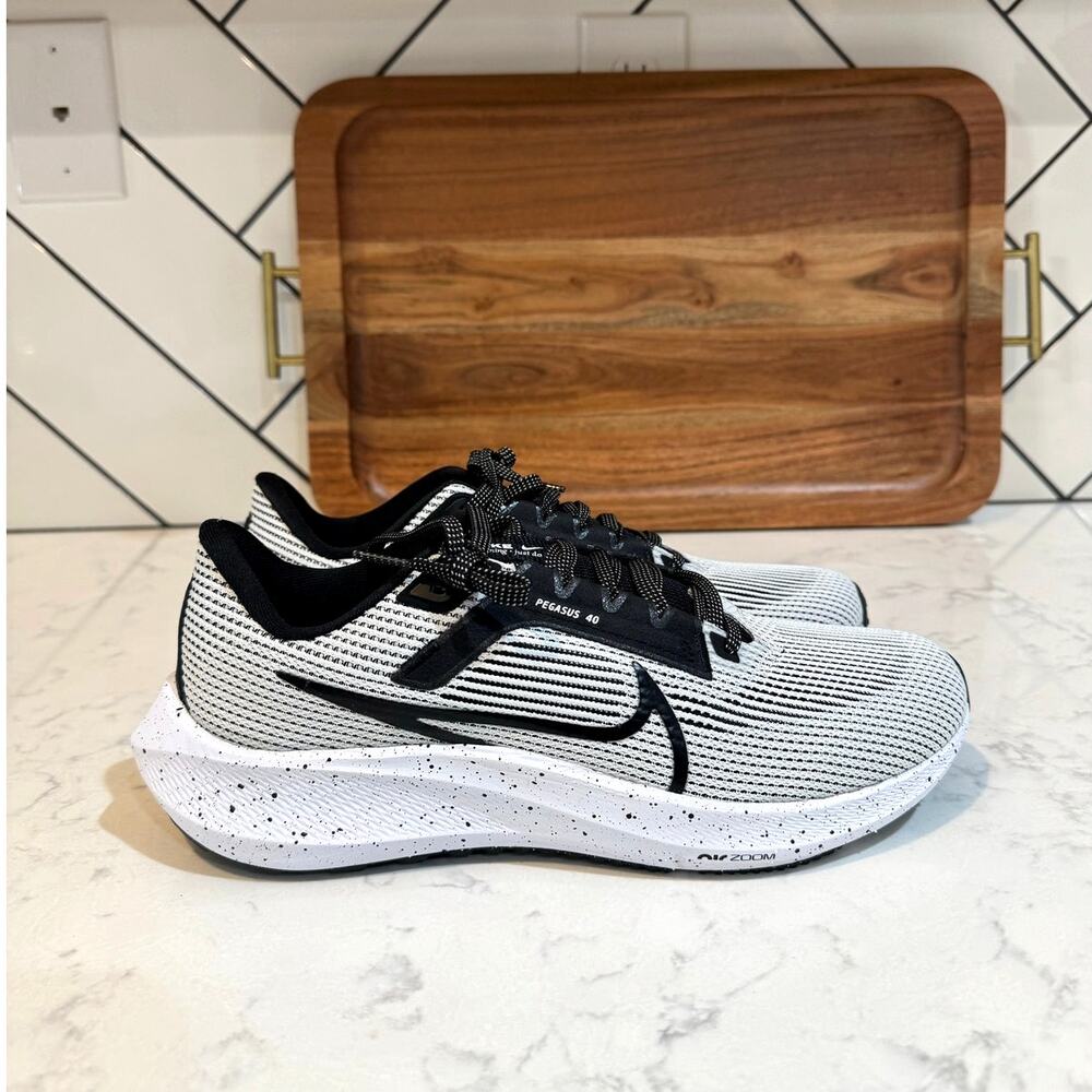 Nike Air Zoom Pegasus 40 sneakers in a White Black size 9.5 neutral runner
